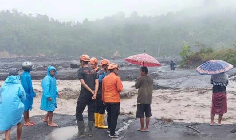 Terjangan Banjir Lahar Dingin Gunung Semeru Empat Jembatan Di Lumajang