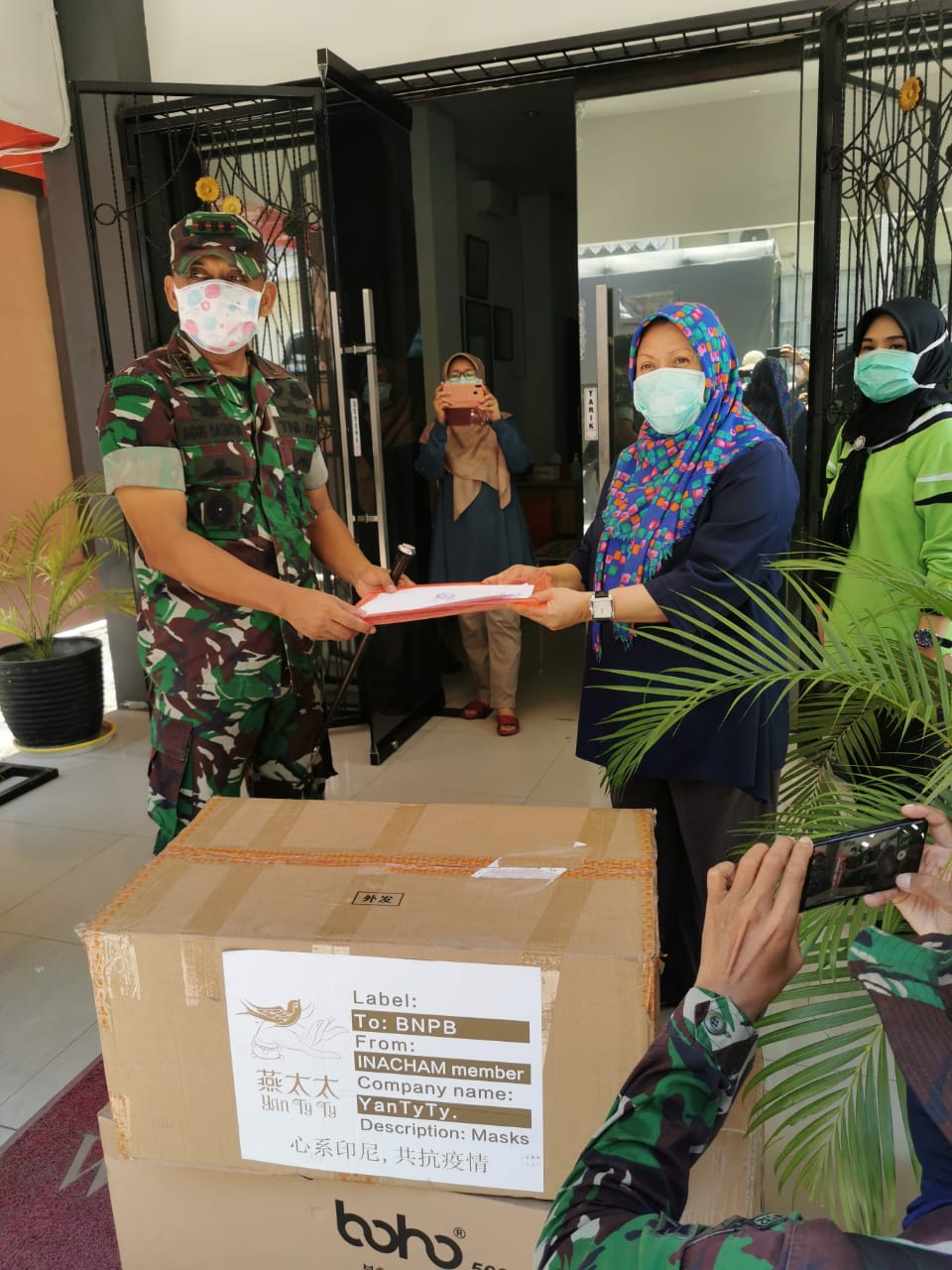 Ket foto : nampak APD dan masker diturunkan dari pesawat Hercules AURI dan penyerahan bantuan BNPB itu dari Danrem 132 Tadulako Kolonel Inf Agus Sasmita ke Kadis Kesehatan Sulteng dr Renny Lamadjido di bandara Mutiara Sis Aljufrie Palu. (Dok/TNI AD)