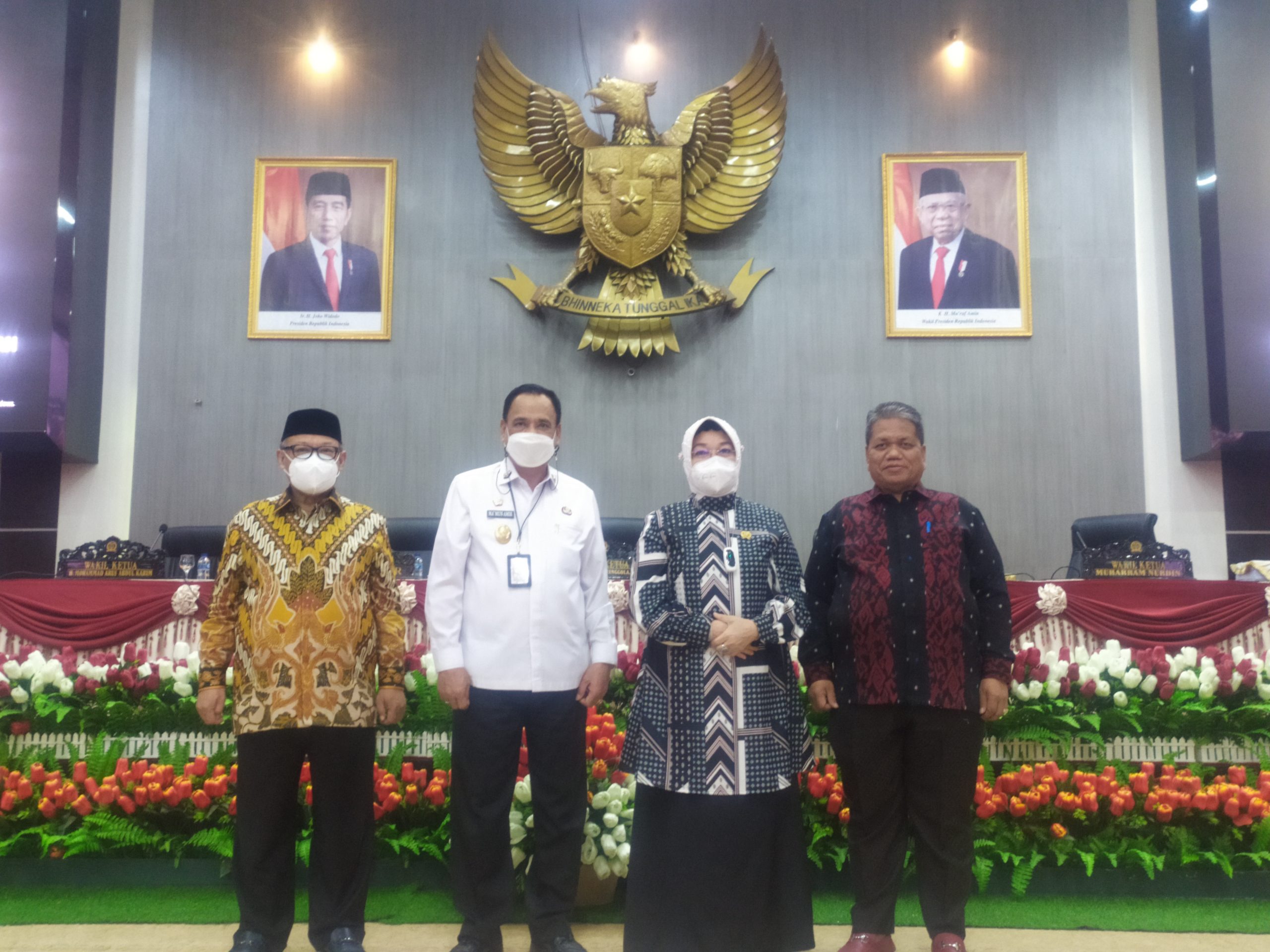 Foto Bersama unsur pimpinan DPRD Sulteng H.M Arus Abdul Karim, Hj. Zalzulmida A. Djanggola dan H.Muharram Nurdin serta Wakil Gubernur Ma’mun  Amin Ft: @Idham/Kailipost.com  