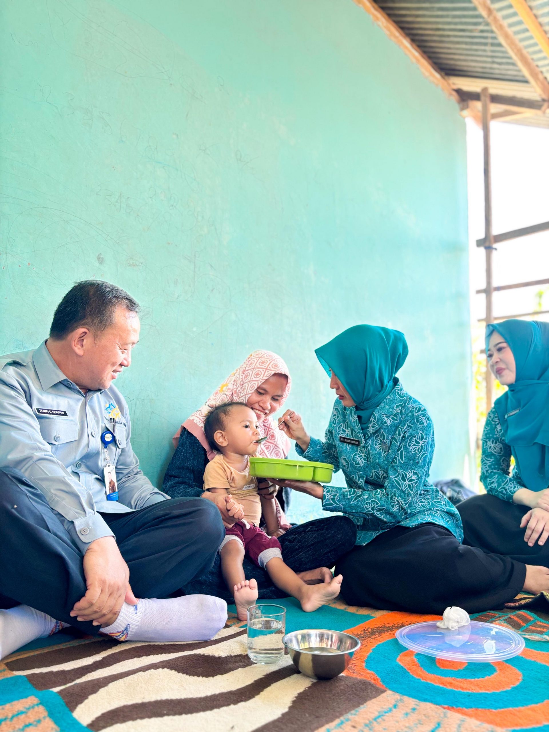Sry Nirwanti berdialog dengan para ibu dan keluarga muda, menyampaikan edukasi pentingnya gizi seimbang, sanitasi layak, dan partisipasi aktif dalam program Keluarga Berencana (KB). 
